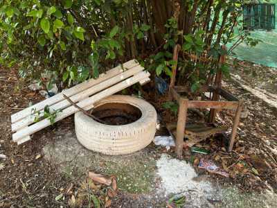Ci sono gomme di automobili...
